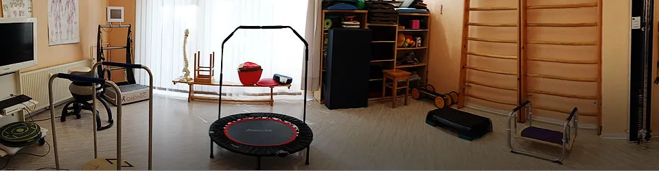 Therapieraum der Praxis mit Sprossenwand, Trampolin und Trainingsgeräten